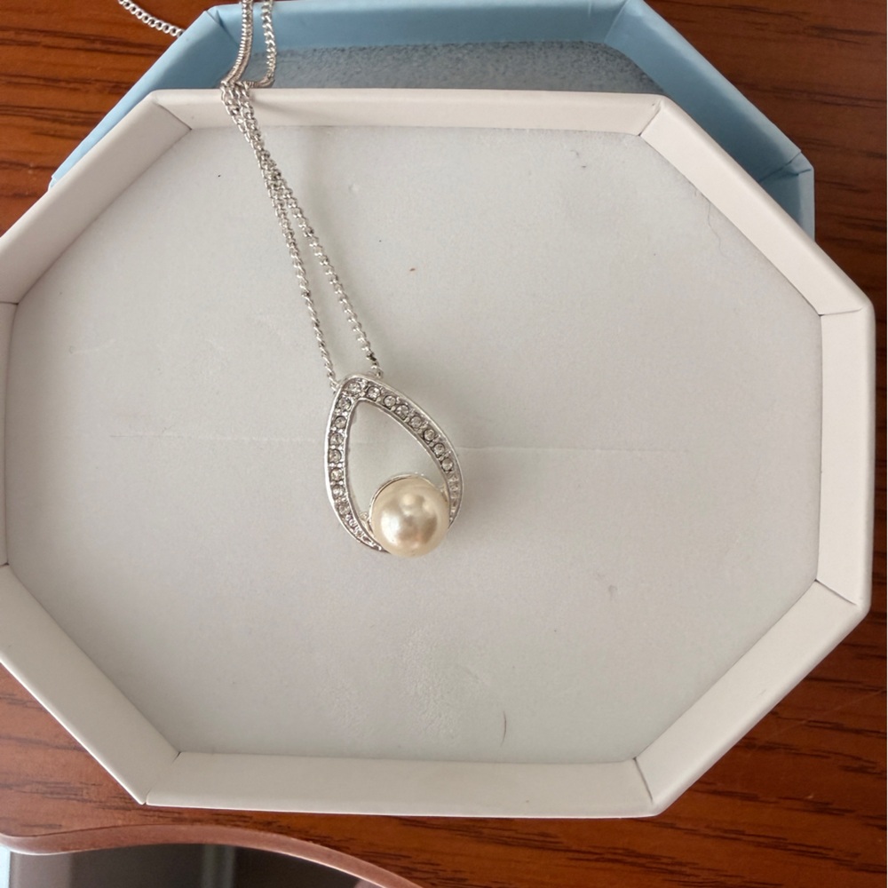 Elegant Silver and Pearl Pendant Necklace